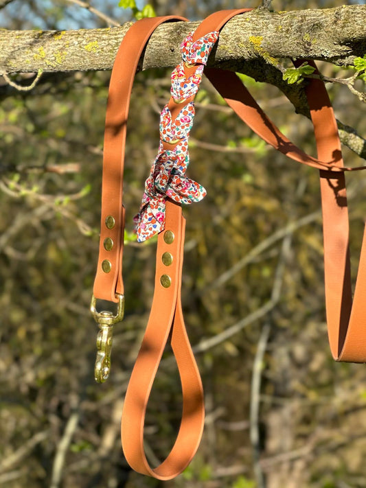 Laisse tressée Biothane®️ & tissu Liberty® pour chien marron clair