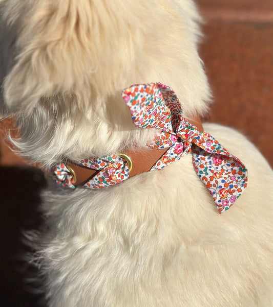 simone portant le collier liberty marron à fleurs colorées